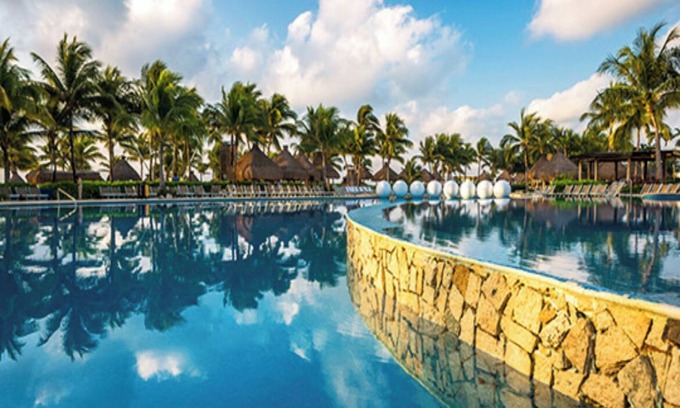 Centro Hotel | Beachfront Retreat with Pool and Family-Friendly Amenities