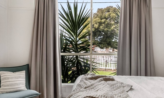 Rutherglen House | Relaxing Stay at Polly May's Rutherglen Near Main Street