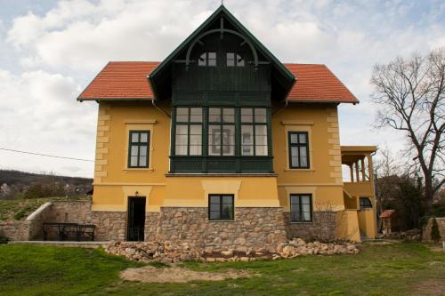 Revfulop Villa | Discover Polyák Villa: 4-Star Stay for Families & Pets