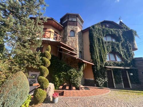 Polyana House | Discover Polyanskiy Zamok: Pet-Friendly Retreat with Pool