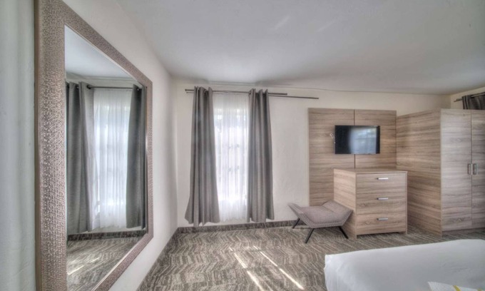 Pompano Beach Condo | Pompano 2BR Gem w/Waterfall Pool