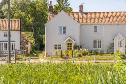 Edgefield House | Inviting Pond Cottage E: Family and Pet-Friendly Retreat