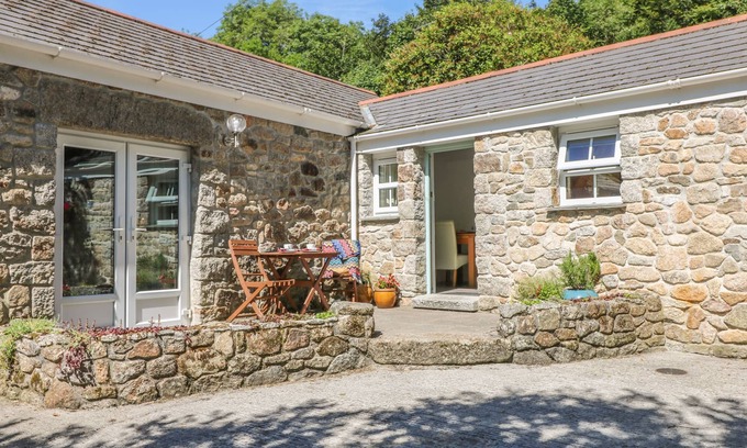 Mabe Cottage | Cozy Pond Cottage with Garden and Kitchen in Truro