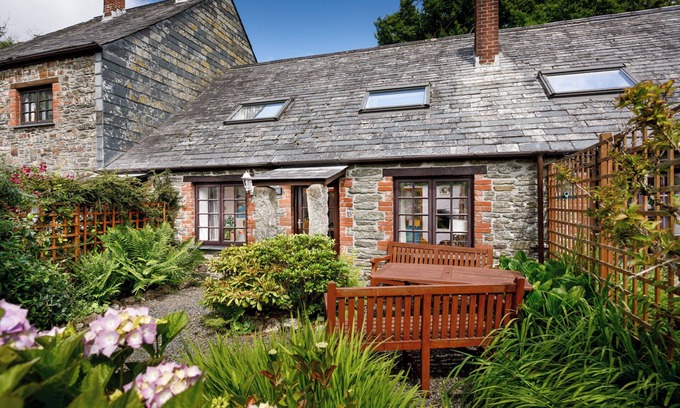Brazzacott Cottage | Cozy Pond Meadow: Pet-Friendly Cottage in Warbstow