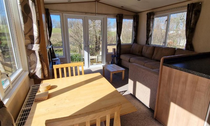 Hastings Apartment | Relaxing Retreat at Lakeside Rose Cottage for Families