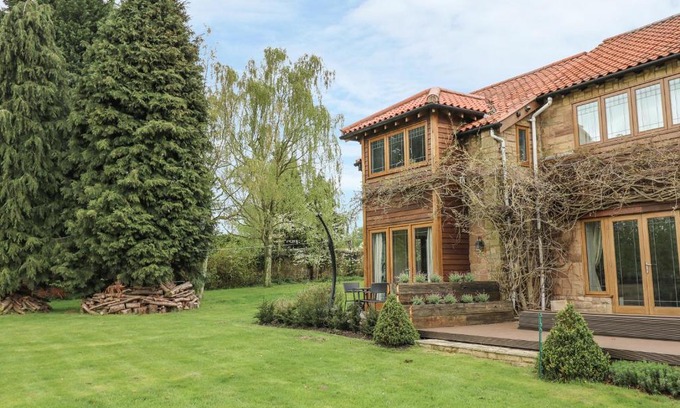 Cuckney House | Tranquil Pond View: 5-Star Guest Rated Paradise