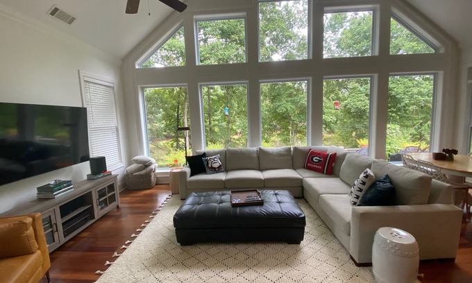Green Acres House | Pond View Retreat: Top-Rated Athens Getaway Near Stadium