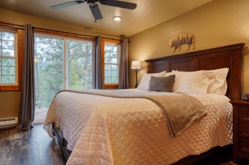 Hot Springs House | Seaside Retreat: Ponderosa Cabin at Highland Meadows