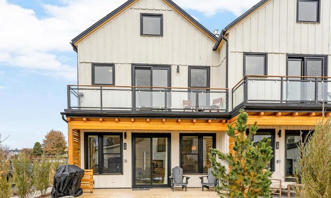 Wapato Point House | Guest Rated 10/10: Ponderosa Court with Private Pool