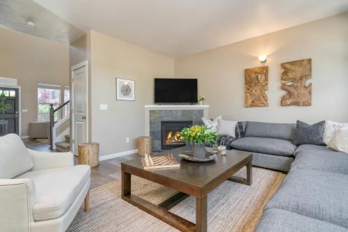 Mountain View House | Experience Ponderosa Pines: Deck & Hot Tub Near Central Bend