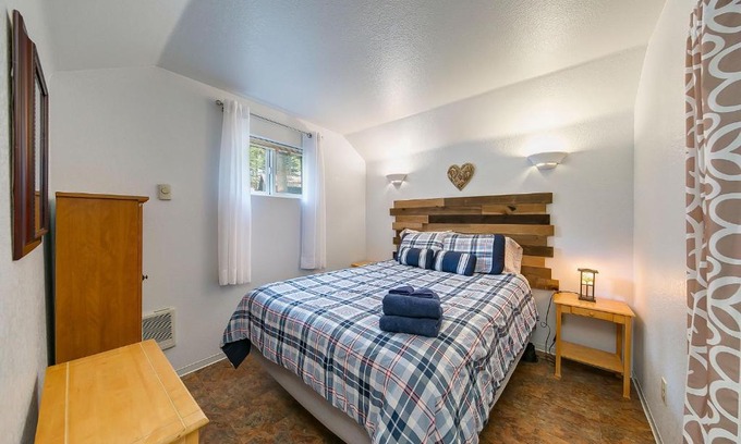 Joseph House | Inviting Ponderosa Prairie: Pet & Child Friendly Retreat