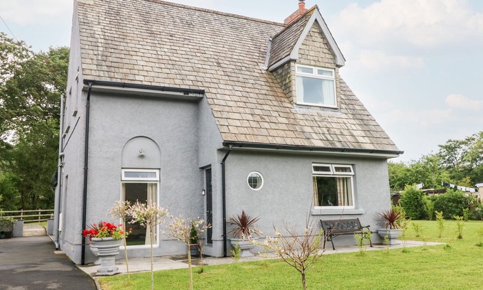 Ammanford Cottage | Family-Friendly Pondfield Gate Cottage in Cwmgors