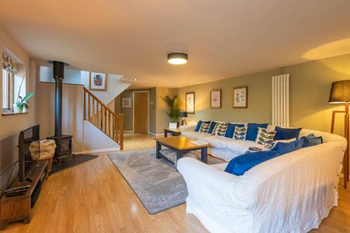 North Moreton House | Relaxing Pondside Barn: Pet & Child Friendly Retreat