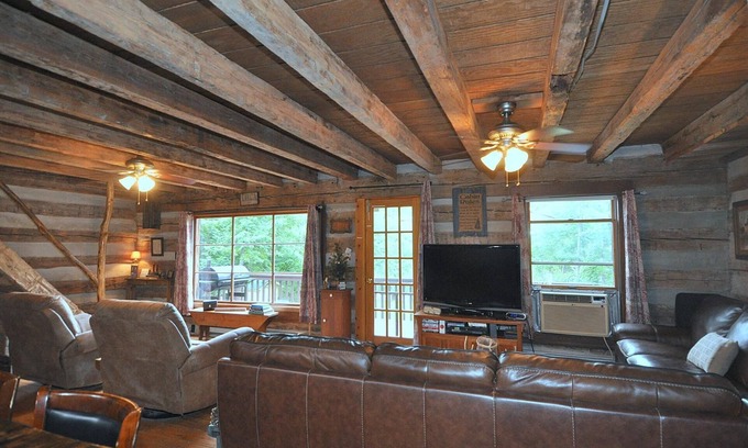 Berkeley Springs Cabin | Relaxing Pondview Cabin - Family-Friendly Log Retreat