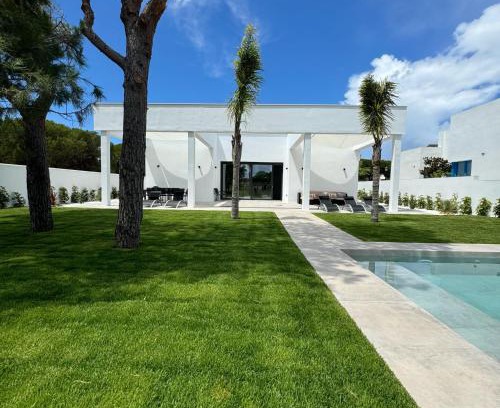 Chiclana de la Frontera Villa | Elegant Poniente Beach House with Oceanfront Pool Access