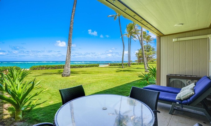 Kapaa Condo | Beachfront Pono Kai B101: AC, Pool & Sunrise Views