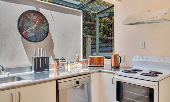 Freemans Bay House | Comfortable Ponsonby Holiday Home with Family-Friendly Perks