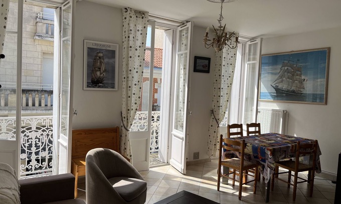 Pontaillac Apartment | Pontaillac Villa: Steps from the Beach with Breakfast Included