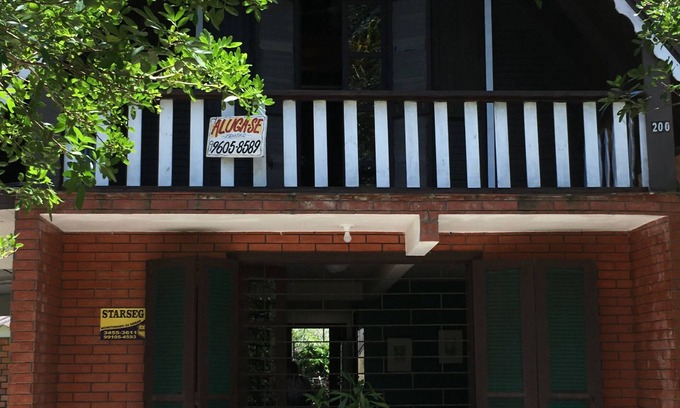 Pontal do Sul House | Inviting Swiss Chalet with Ocean View & Spa Amenities