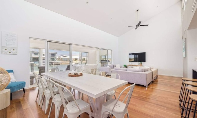 Geographe House | Pontoon Paradise Waterfront Serenity in Geographe