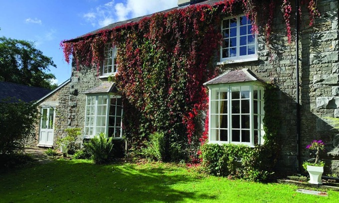 Ammanford Bed & Breakfast | Comfortable Pontyclerc Farm House B&B - Guest Rated 10/10