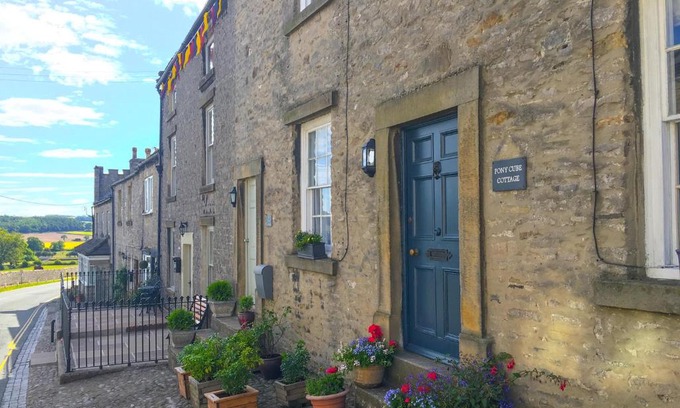 Middleham House | Pet-Friendly Pony Cube Cottage: A Family Retreat Awaits