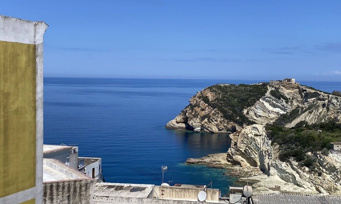 Le Forna Apartment | Family-Friendly Retreat at Ponzamania Limoncello Apartment