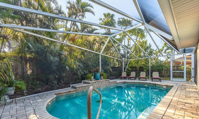Town and River House | Pool, 2 Living Room Areas, Sleeps 8 - Villa Town and River - Roelens Vacations