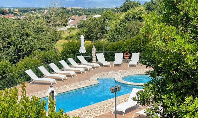 Montefiascone Villa | Relaxing Villa in Umbria with Pool, Jacuzzi & Lake View