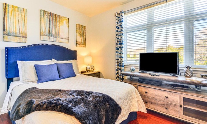 Huddleston Apartment | Pool and Lake Access Mariners Landing Resort Studio