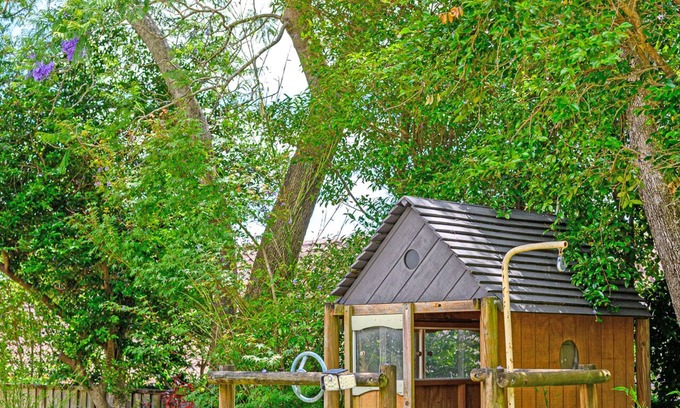 East Lindfield House | Relaxing Retreat with Pool and Scenic Bush Views