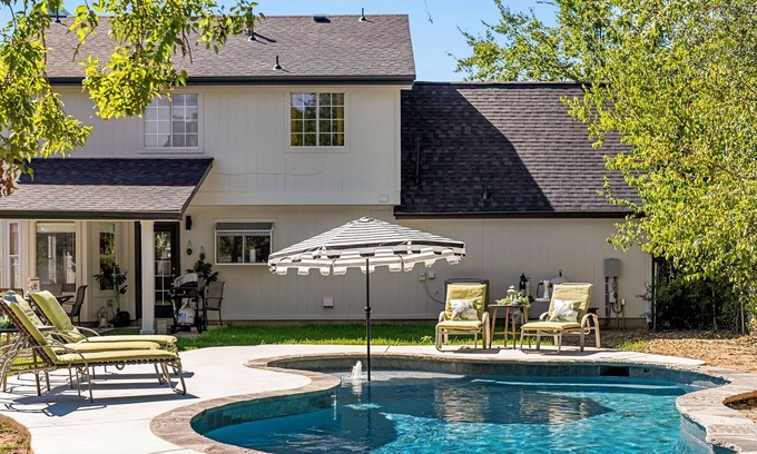 The Hermitage House | Pool Getaway | Movie Room | Games | Yard BBQ Pets