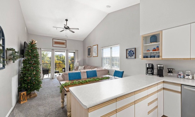 Branson Condo | Ideal Getaway with Pool, Spa & Holiday Festivities
