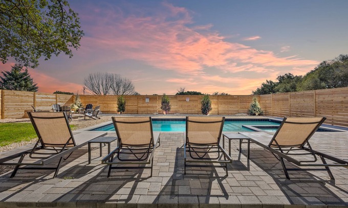 Dripping Springs House | Unwind with Pool, Hot Tub & Fire Pit Retreat - Rated 9.8