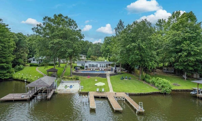 Hardwick House | Guest Rated 10/10: Aquatic Oasis with Pool and Hot Tub