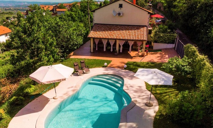 Marezige Villa | Relaxing Pool House Ančka with Private Pool in Marezige