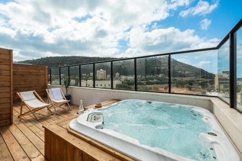 Haifa Apartment | Elegant 2-Bedroom Penthouse with Pool and Jacuzzi