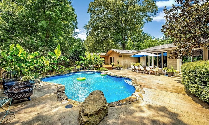 Ellendale Villa | Pet-Friendly Pool Paradise: Mid Mod Oasis with Spa Access