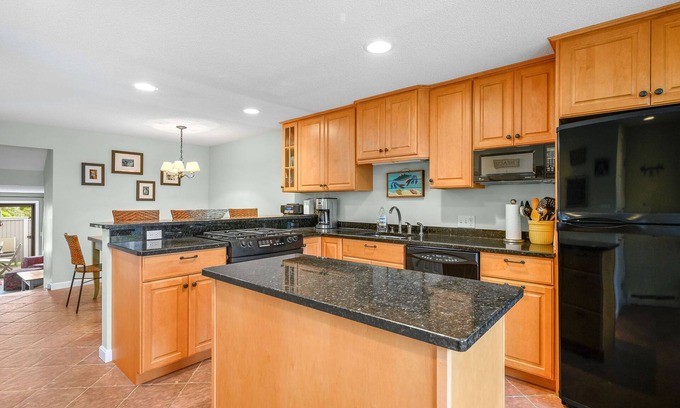 Hyannis Condo | Relaxing Oceanfront Condo with Pool and Private Beach