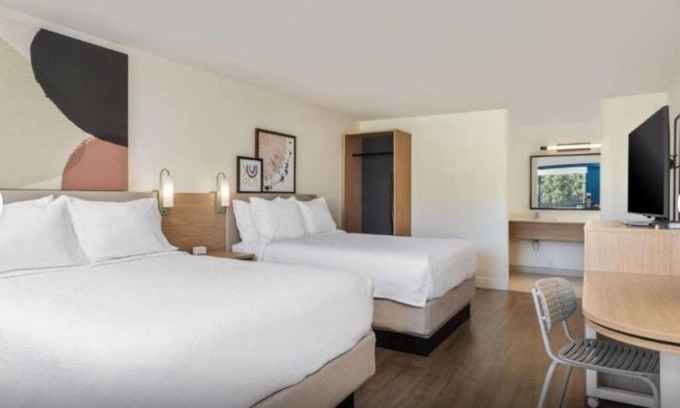Hilton Head Island Hotel | Pool Stay w/2 Queen Beds! Pet Friendly Near Museums!
