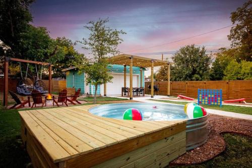 Highland Park House | POOL - Theater KING BED & 7 minutes to RiverWalk