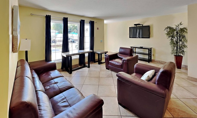 Put-in-Bay Condo | Inviting Pool View Condo for 8 with Modern Kitchen & Amenities