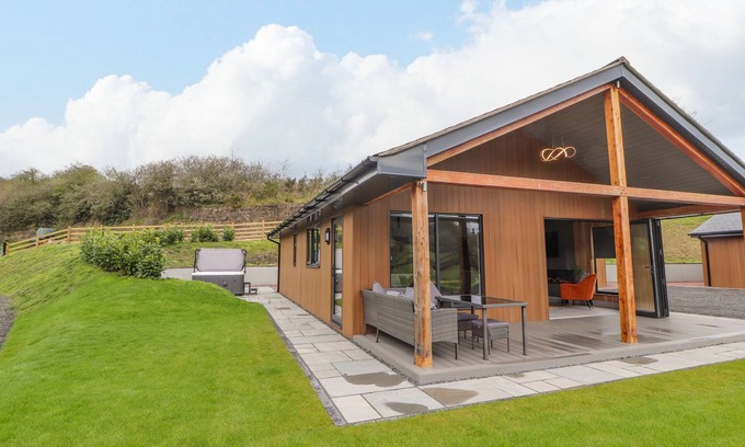 Meifod Cottage | Family-Friendly Pool View Retreat with Hot Tub in Meifod