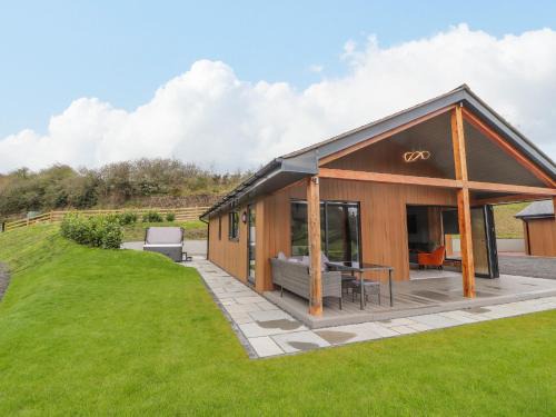 Meifod House | Serene Pool View Retreat with Child-Friendly Amenities