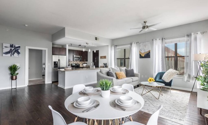 Dallas Apartment | Relaxing Pool View 2-Bedroom Suite in Central Dallas