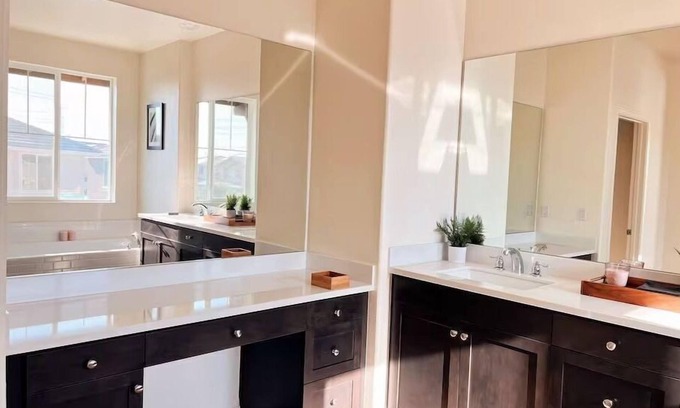Hacienda Heights Apartment | Relaxing Pool Villa Near Disneyland & Universal Studios