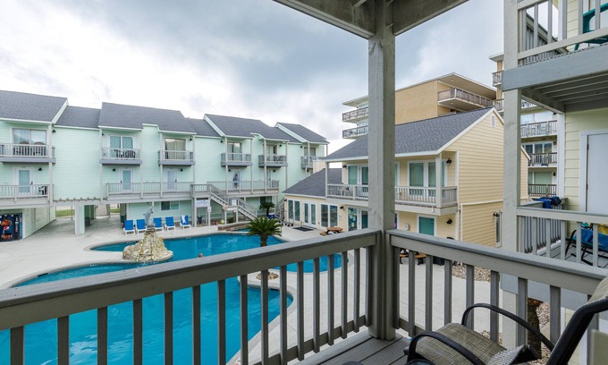 Corpus Christi Condo | Relaxing Poolside Condo with Private Balconies & Ocean Views