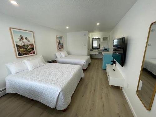 Lake City Hotel | Inviting Poolside Double Rooms with Family-Friendly Amenities