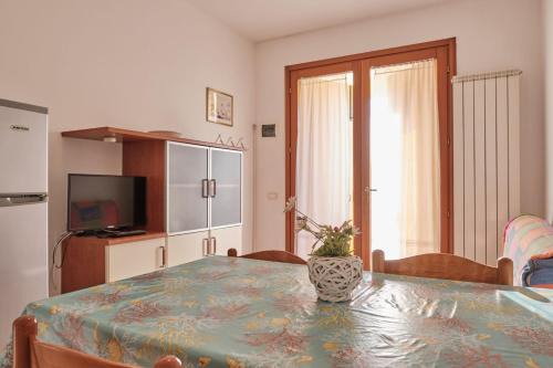 Rosapineta Apartment | Relaxing Poolside Retreat - Seaside Apartment with AC