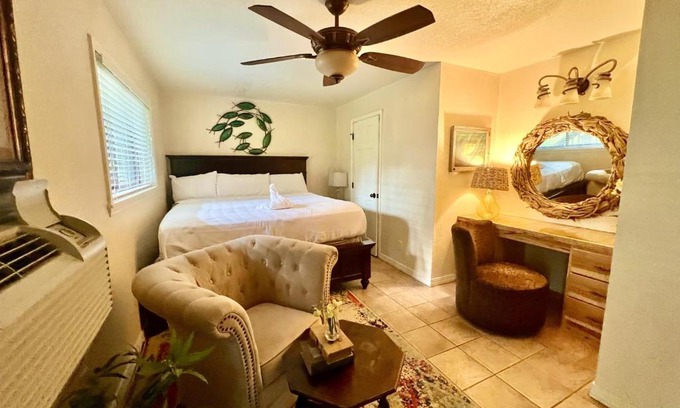 Mount Ida Hotel | Relaxing Poolside King Cabana with Kitchen & Pet-Friendly Amenities